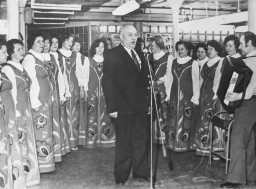 Выступление хора в цеху фабрики, 1975 год