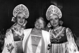 Раиса Ивановна Гельберт с участницами коллектива