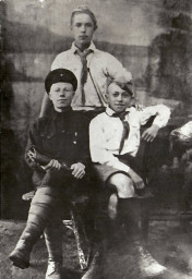 1920 г., сидят Сергей Костерин (в тёмном) и Василий Федосов, стоит Саша Белов. (Ивантеевский историко-краеведческий музей)
