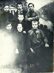 Февраль 1924 г., Совет вожатых. Сидят слева направо: Саша Баскаков, Нюра Драгунова, Алёша Калышев, в середине Вася Сурков. Стоят: Николай Ткачёв, Витя Панкратов и Вася Федосов. (Ивантеевский историко-краеведческий музей)…